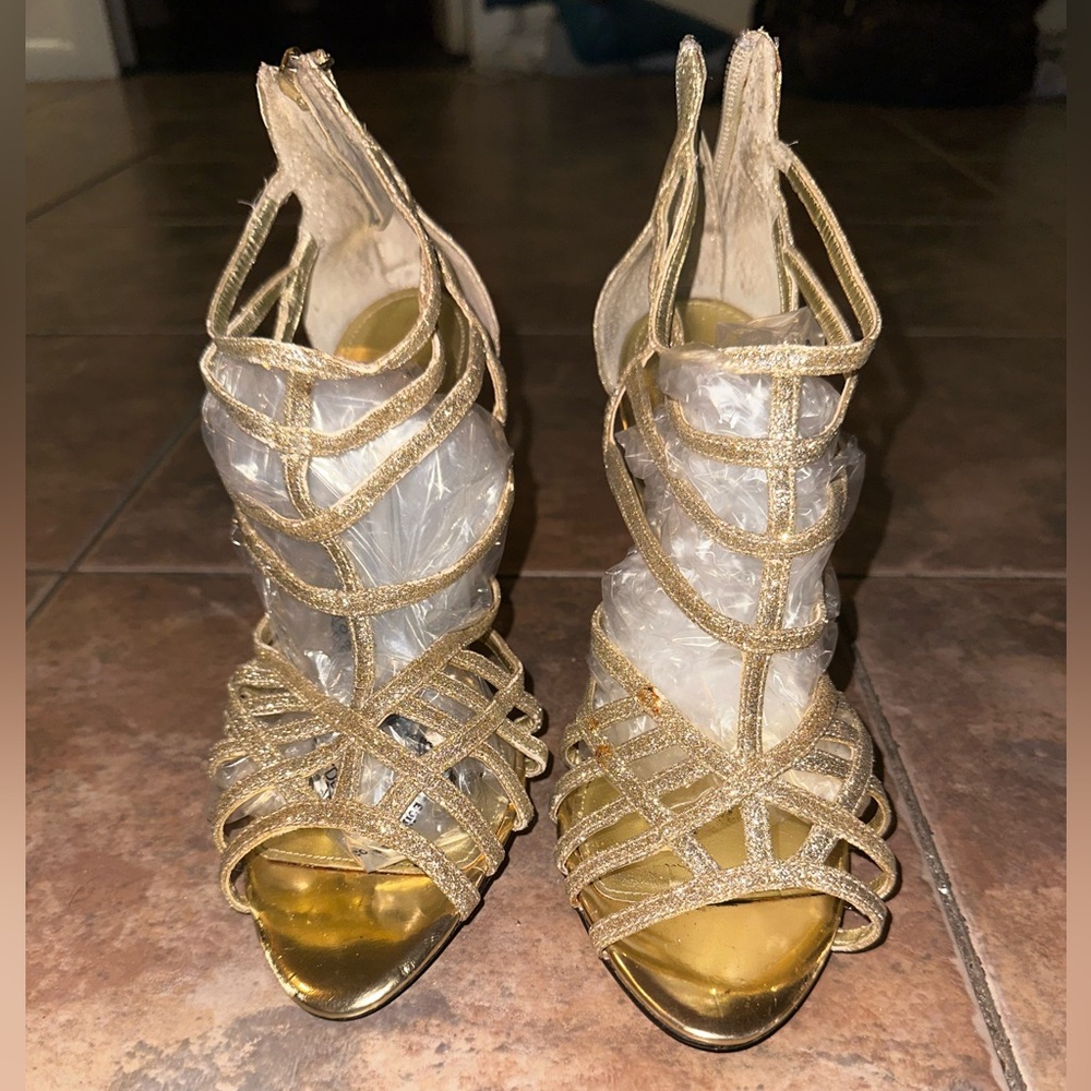 Gold sparkling heels 👠